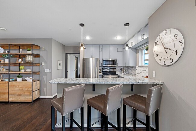 Building Photo - 2Bd/1.75Ba Seattle Condo