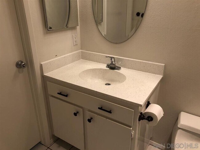 Building Photo - 2 Bed, 1 Bath Upstairs Condo with Private ...