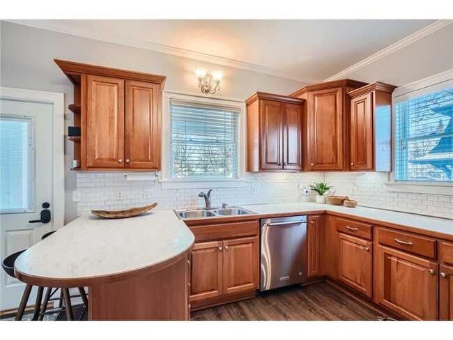 Building Photo - 1045 Lake St E