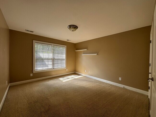 Building Photo - 3120 Hemingway Ln