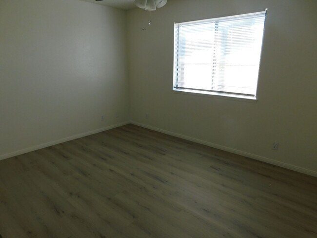 Building Photo - 425 S Sunset St