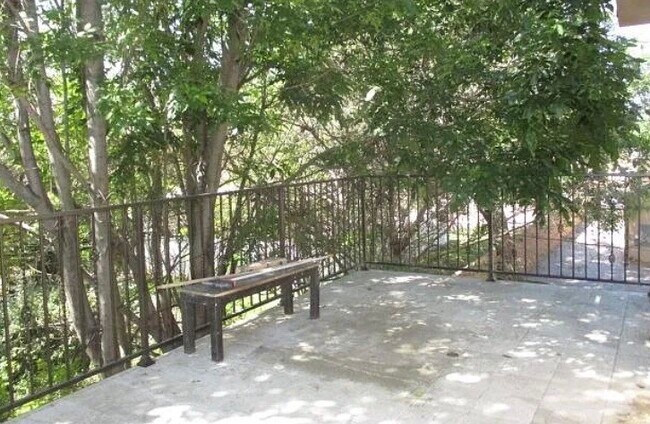 Building Photo - 6848 Encino Ave