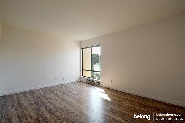 Building Photo - 7 Commodore Dr