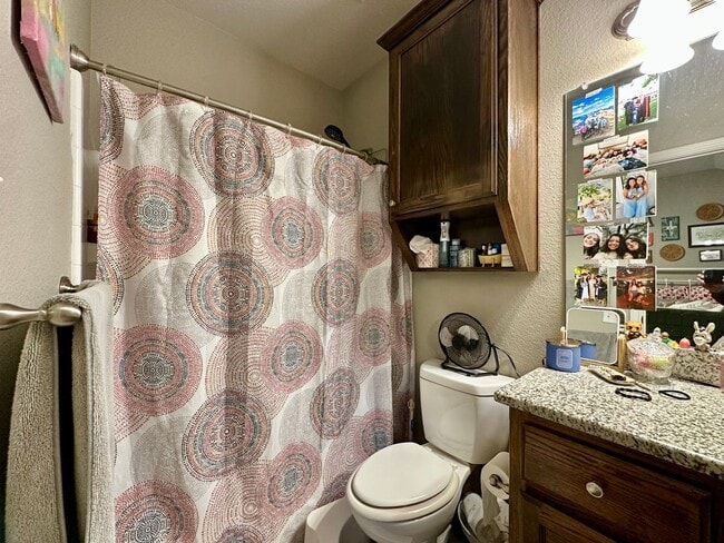 Building Photo - Spacious 4-Bed, 4.5-Bath Home in the Heart...