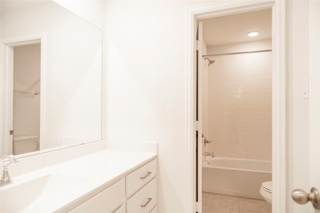 Building Photo - 208 Cambria Green Ln