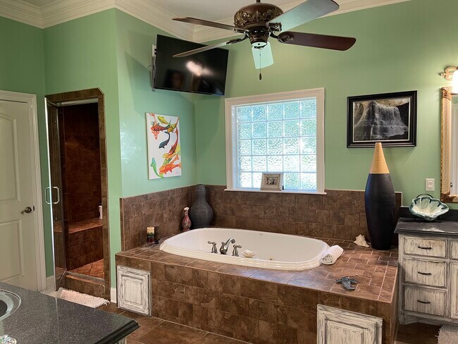 Master Bath - 112 McGraph Cv