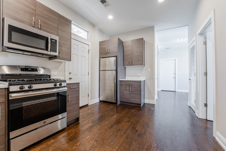 Building Photo - 2945 W Diversey Ave