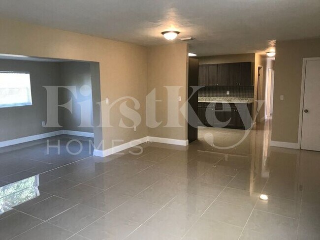 Building Photo - 221 N 65th Way
