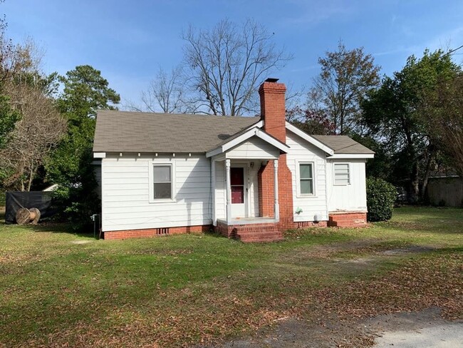 Building Photo - 2 bedroom, 1 bathroom cottage with large b...