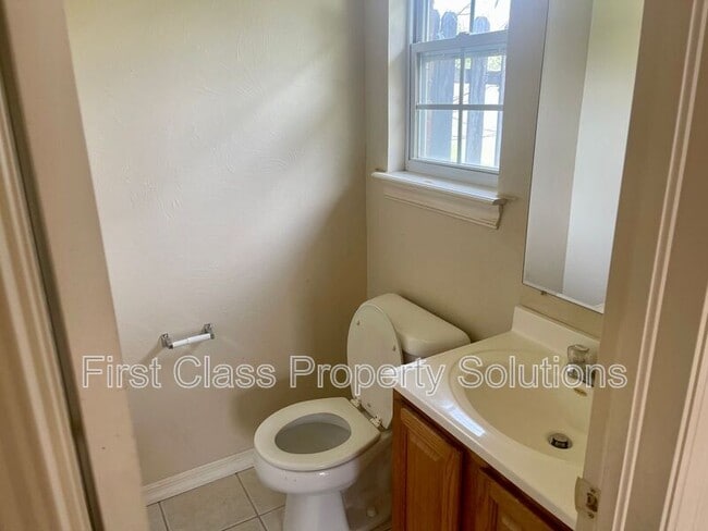 Building Photo - 1132 N Gardner Ave