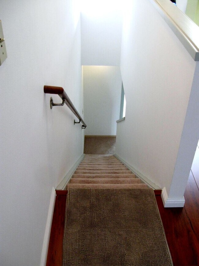 Building Photo - Beautiful 2 BR 2BA 2 story condo with laun...