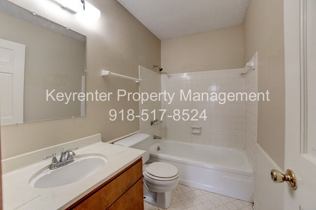 Building Photo - Beautiful 2bed/2bath Duplex!!