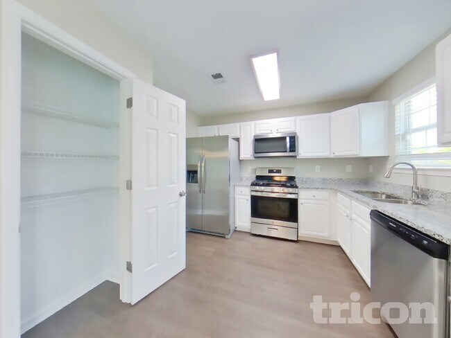 Building Photo - 3120 Far Emerald Land