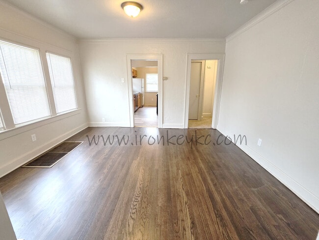 Building Photo - 2100 E 58th St