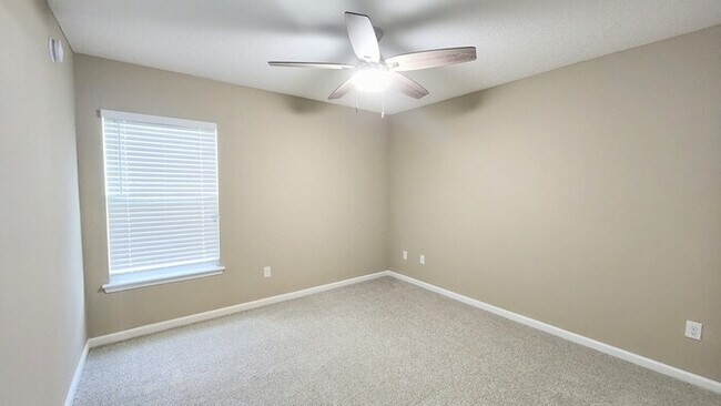 Building Photo - Charming 4-Bedroom Home in Middleburg with...