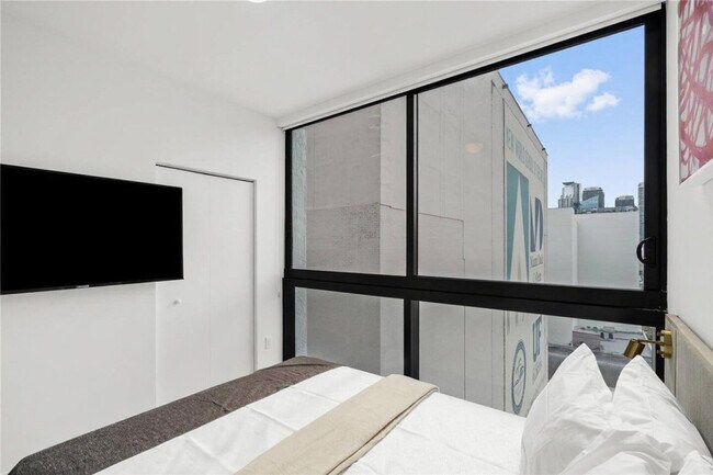 Building Photo - 225 N Miami Ave