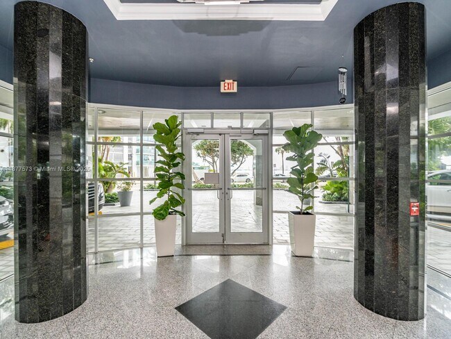 Building Photo - 1402 Brickell Bay Dr