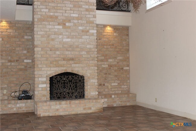 Building Photo - 6001 Country Club Dr