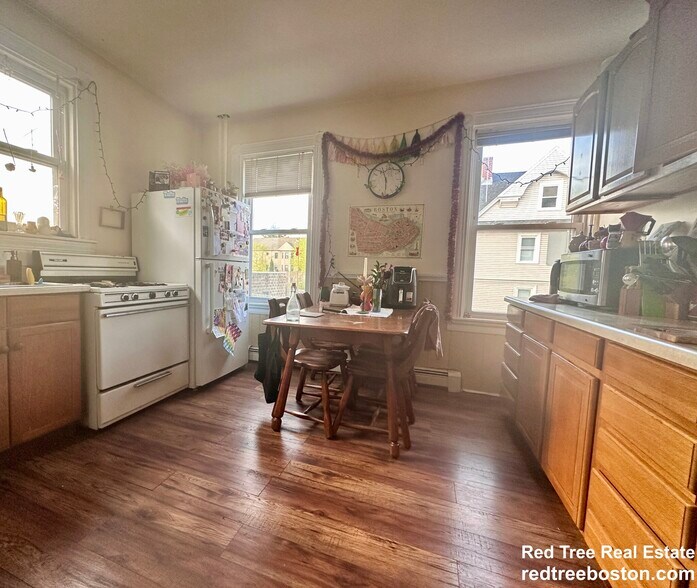 Building Photo - 52 Dustin St