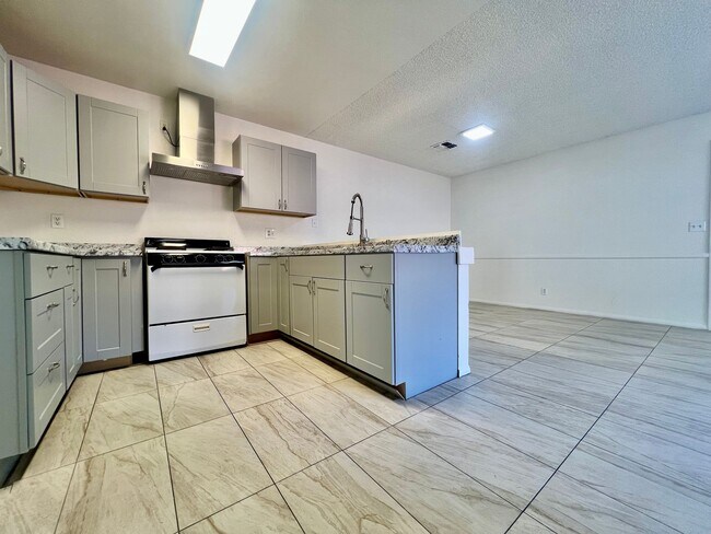 Building Photo - AVAILBLE NOW !!  3-bedroom 2 bath Duplex i...