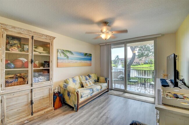 Building Photo - 704 Villa Cir