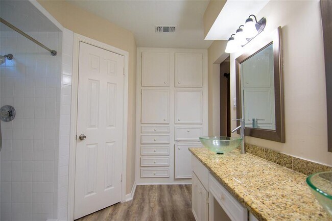 Building Photo - 9010 Arlington Forest Dr