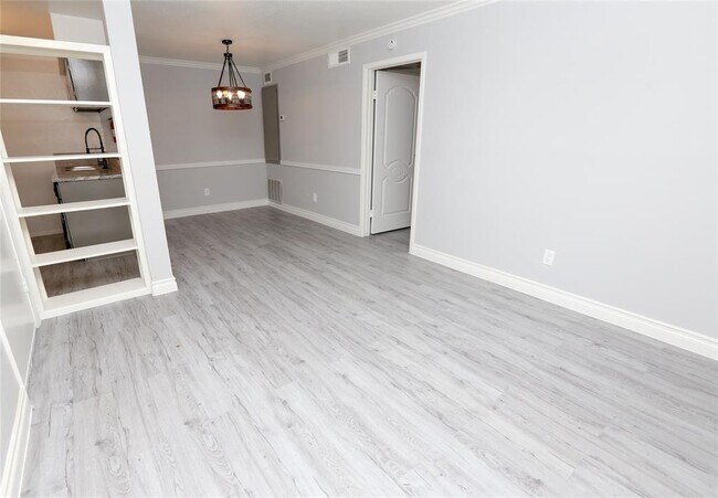 Building Photo - 2700 Westridge St