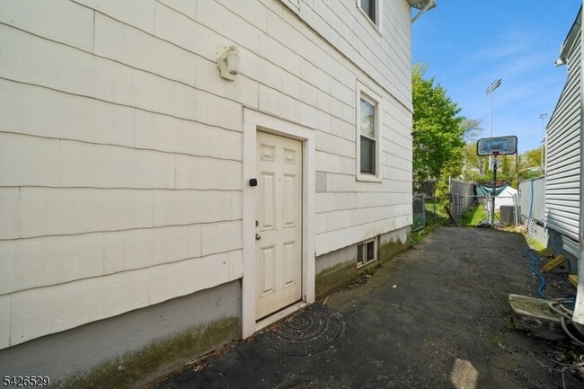 Building Photo - 133 Franklin Ave