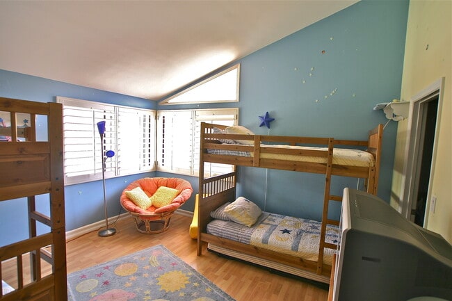 Building Photo - Incredible East Beach Town-Home unfurnishe...