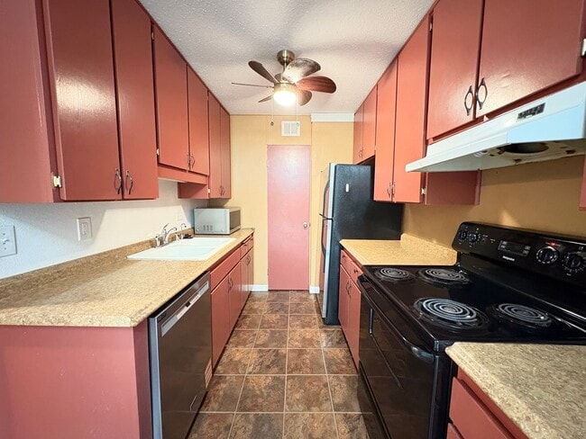 Building Photo - Modern Condo in Prime College Area Location
