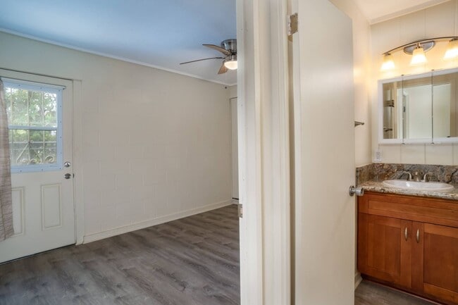 Building Photo - 1 bedroom 1 bath Makai side