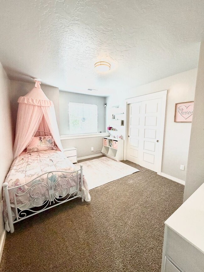 Building Photo - Stunning Nampa Home with RV Parking!