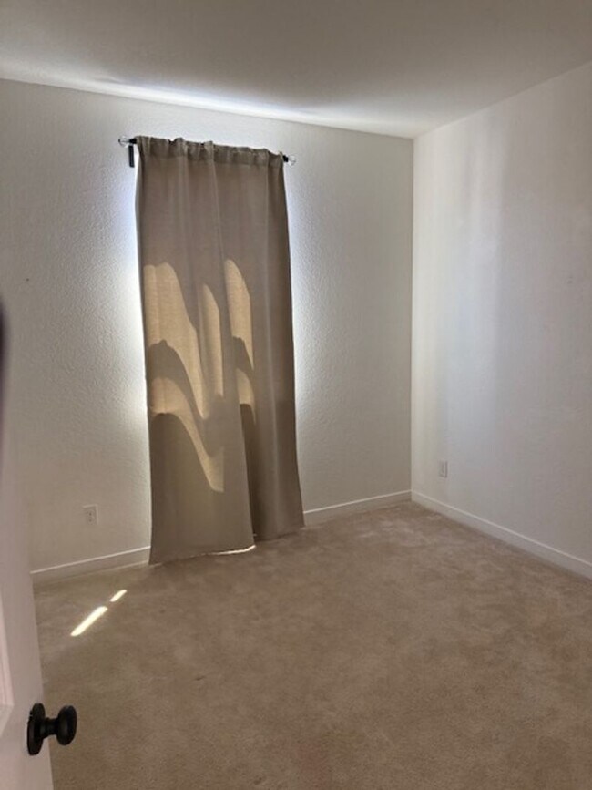 Building Photo - Home located in desirable Entrada Community!