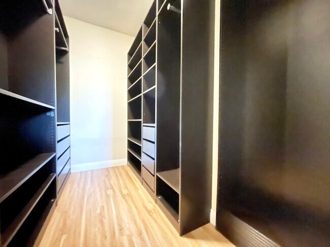 Walk-in Closet - 13331 Moorpark St