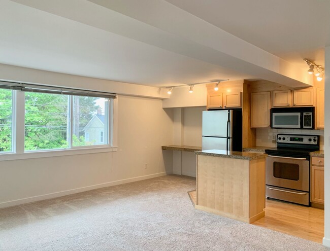 Building Photo - Stylish Lower Queen Anne 1-Bedroom Condo w...