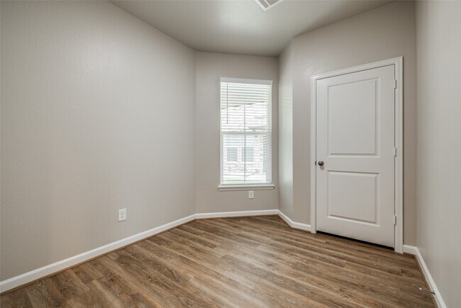 Building Photo - 107 Pk Pl Cir