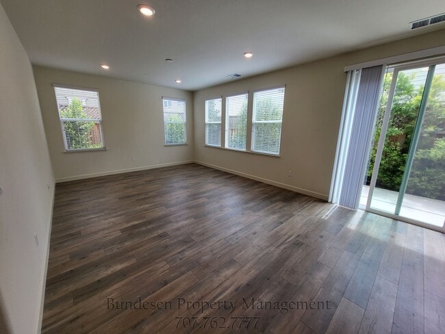 Building Photo - Beautiful 4 Bed / 3 Bath Home in Desirable...