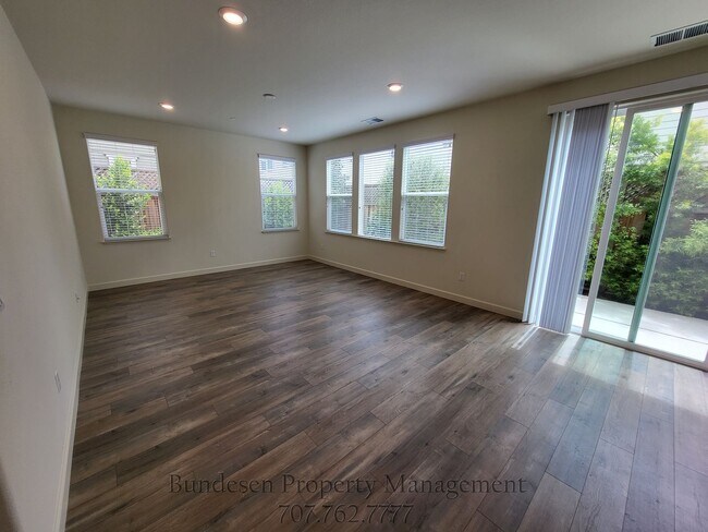 Building Photo - Beautiful 4 Bed / 3 Bath Home in Desirable WillowGlen Community ~7610 Wildrose Way, Rohnert Park