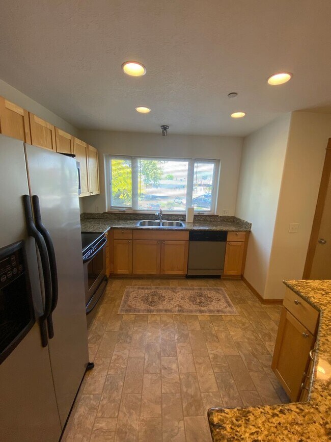Building Photo - 3 Bedroom | 2 1/2 Bath Townhouse in The Dalles, OR.