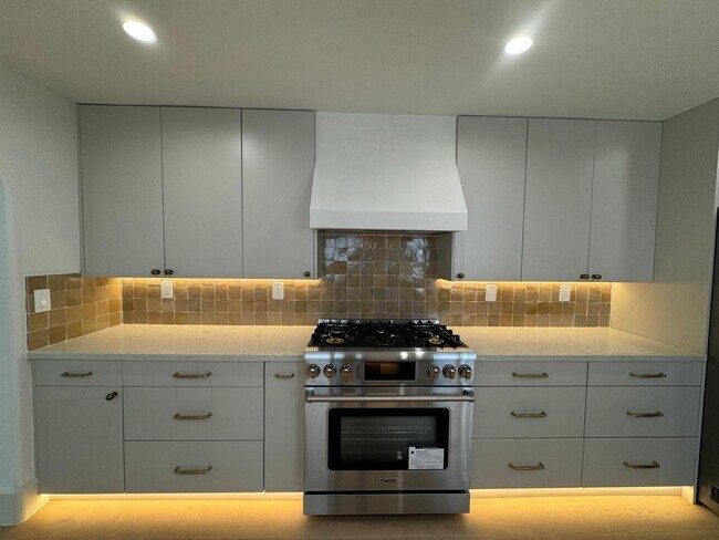 Building Photo - 424 N Orange Dr