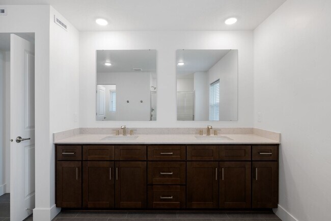 Building Photo - Move-In Ready Elegance - 4 Bedrooms! Pet Fridley!