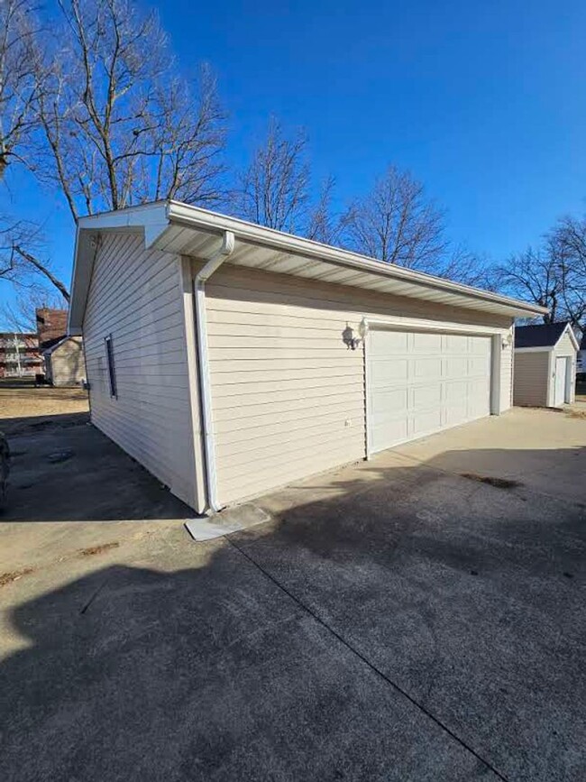 Building Photo - Beautiful 5 Bedroom 2.5 Bath Home