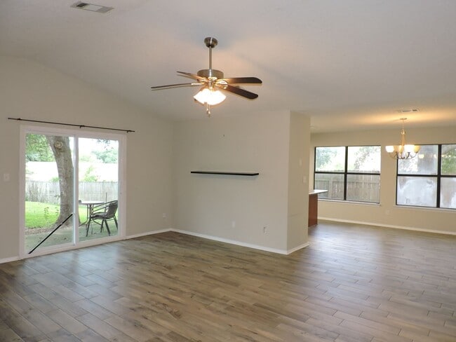 Building Photo - Northeast Pensacola!