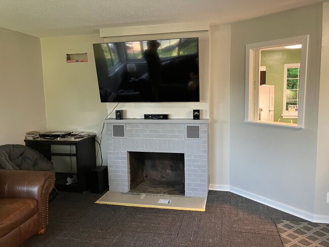 Building Photo - Close to Aggieville & K-State! **Lease from 8/7/26-7/31/27 ONLY!!**