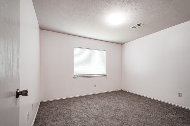 Building Photo - 4435 Crossvine Ave
