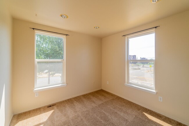 Building Photo - Spacious 3 Bedroom / 2.5 Bathroom Single Family Home Available in Tacoma!