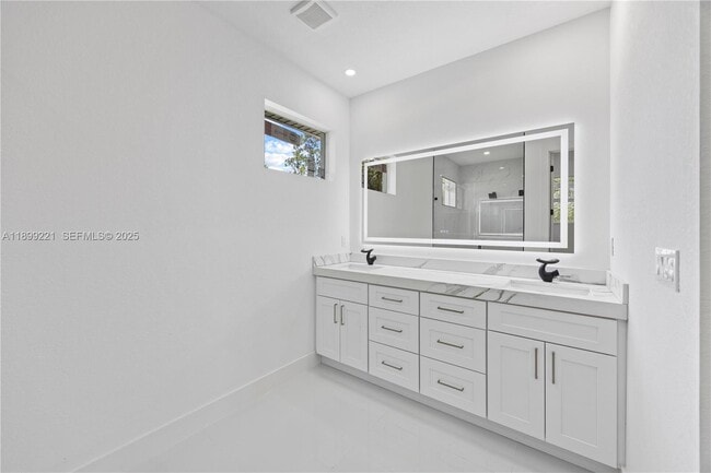 Building Photo - 3111 W 17th St