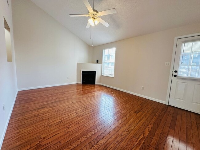Building Photo - 2BR Condo with Garage | Vaulted Ceilings | Real Hardwood Floors | Gas Fireplace | Near UT & Downt...