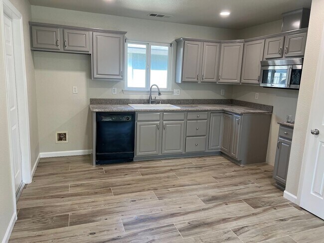 Building Photo - Adorable Kingsburg Home for rent