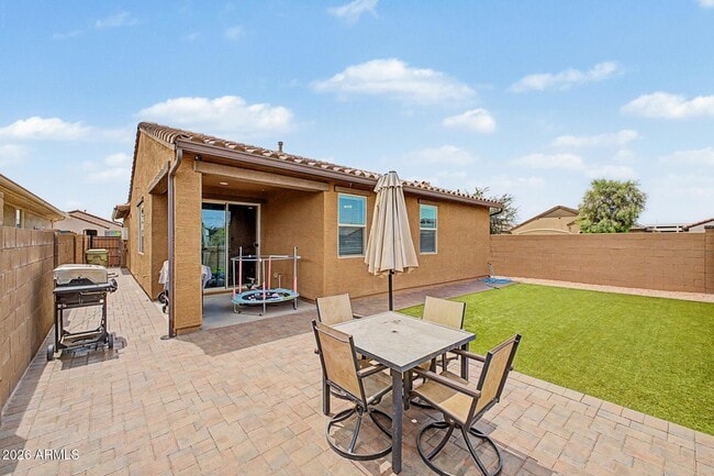 Building Photo - 9012 W Solano Dr